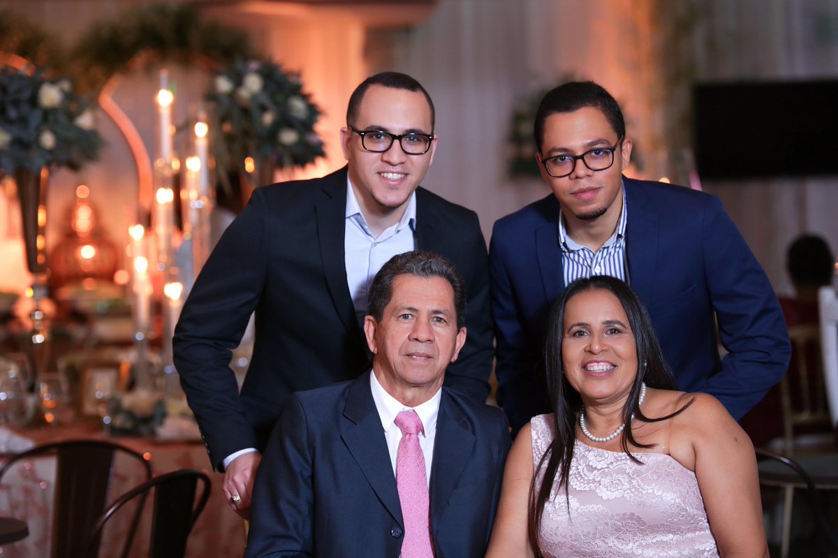 erickabreupena's tweet photo. #RITgrad Congrats my bro!!! The GOAT 🐐 LEONARDO ABREU 🇩🇴 https://t.co/VwHTT0L8Sh
