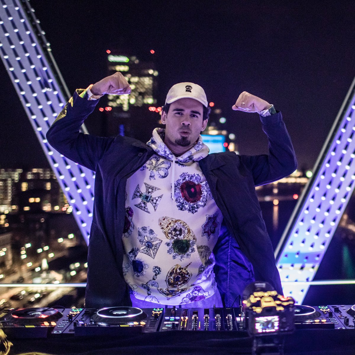 New livestream from a special location in Rotterdam is coming in a few hours!! Check it out today on afrojack.com/live (12pm PDT / 3pm EDT / 9pm CEST). WHO'S GONNA WATCH???