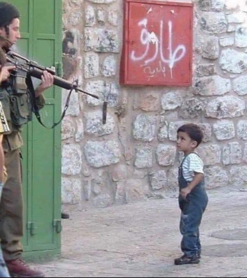 How can anyone justify this
איך מישהו יכול להצדיק זאת
كيف لاحد ان يبرر هذة الصورة<a href="/SrBachchan/">Amitabh Bachchan</a>