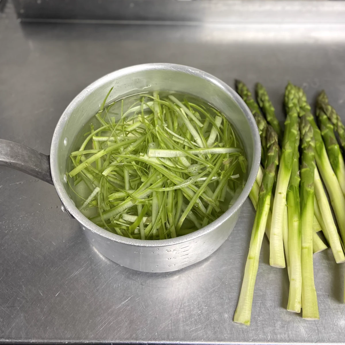 凄く良いアイデア！アスパラガスの皮を有効活用する方法！