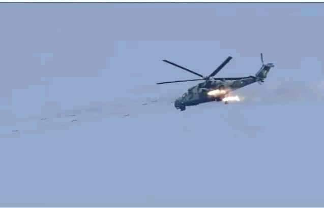 mu_phyo's tweet photo. A militant group stormed Mindat. Does this small town need more than 1,000 troops and warplanes? To make matters worse, the captured citizens were used as "human shields".

#HelpMindat
#NoFlyZoneInMyanmar
#HumansAreNotShields https://t.co/DP9iYcztrb