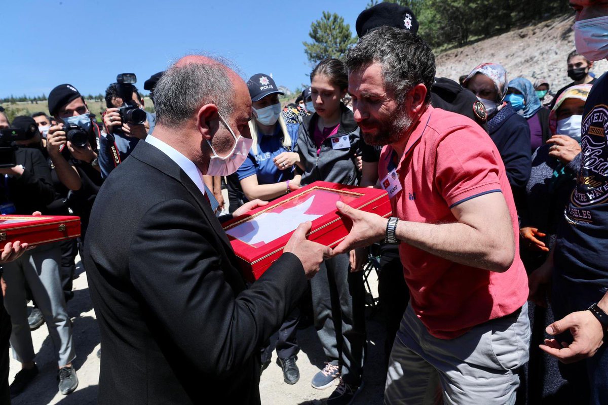mehmetaktas023's tweet photo. Elim bir kaza sonucu vefat eden Ankara Takviye Hazır Kuvvet Müdürlüğü’nde görevli Polis Memurumuz Bünyamin Çuğ’u son yolculuğuna uğurladık.

Allah rahmet eylesin. Mekanı cennet olsun. https://t.co/J8nF9QiPXM