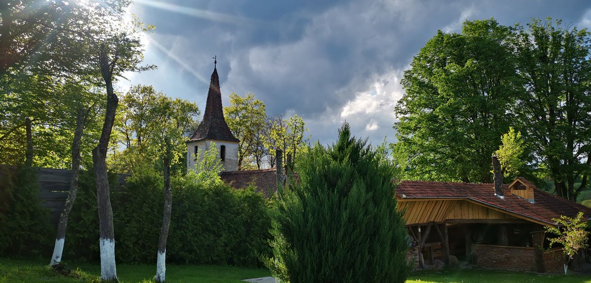 calatorbascheti's tweet photo. Dacă vrei să vezi un sat autentic săsesc, du-te în Gherdeal, Sibiu. Vei simți frumusețea locurilor și vei fi singur pe uliță. Au mai rămas aici doar 3 sași și 5 români. Te poti caza la Casa La Tei, un loc de poveste. https://t.co/L9uIh3NaZD