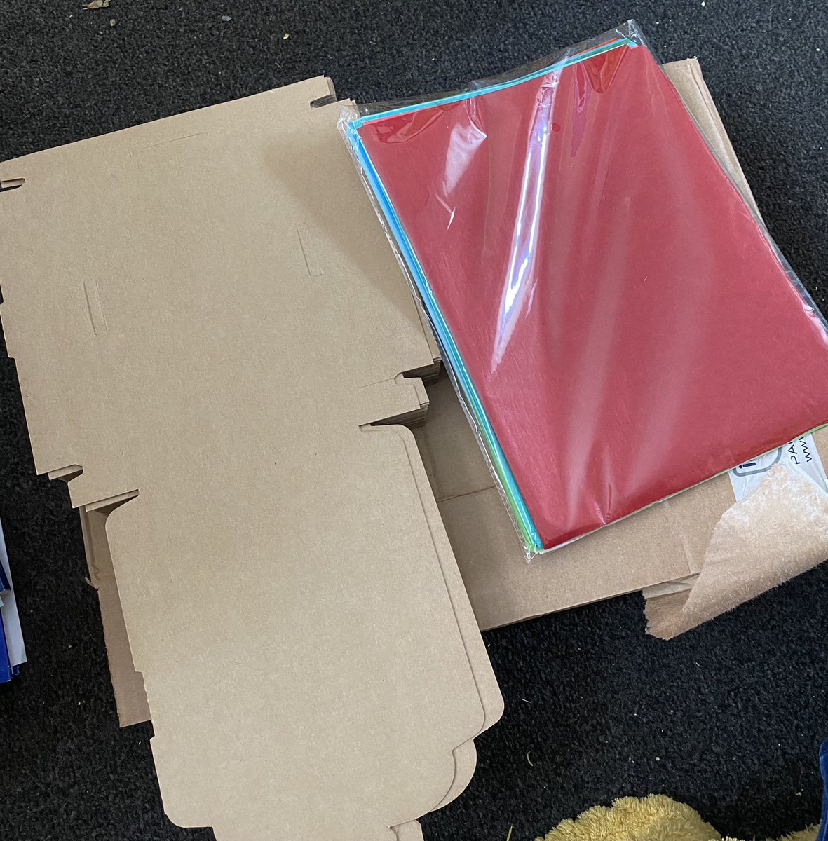 Amanda28_84's tweet photo. Love a business delivery. Making up sample boxes over the next week (between my shifts)  
Got some ideas so excited to see how it turns out #smallbusinessbuilding #smallbusiness #smallbusinessowner https://t.co/OpNGBHWYQO