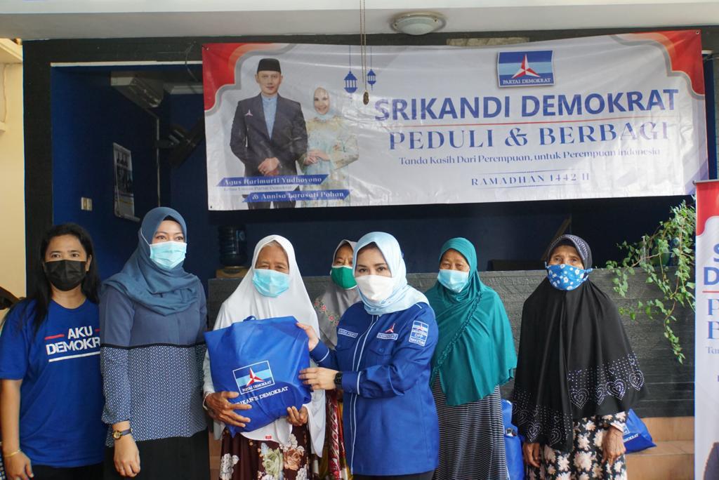 EsihMuraz's tweet photo. Dengan tetap menjaga protokol Covid-19, para Srikandi Demokrat dibantu DPC (Dewan Pimpinan Cabang) Partai Demokrat di setiap daerahnya, menyerahkan secara simbolis paket sembako yang terdiri dari berbagai kebutuhan pokok. https://t.co/kKp4LzfJrD  #SrikandiDemokratProRakyat