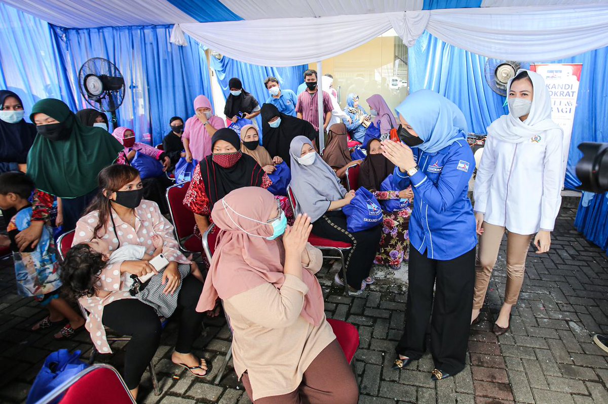 EsihMuraz's tweet photo. Dengan tetap menjaga protokol Covid-19, para Srikandi Demokrat dibantu DPC (Dewan Pimpinan Cabang) Partai Demokrat di setiap daerahnya, menyerahkan secara simbolis paket sembako yang terdiri dari berbagai kebutuhan pokok. https://t.co/kKp4LzfJrD  #SrikandiDemokratProRakyat