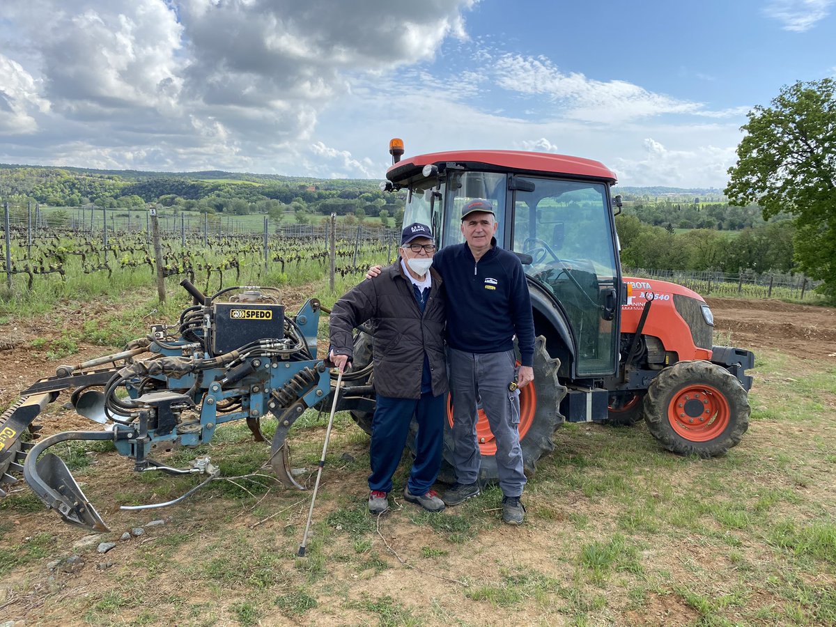 LRegola's tweet photo. Nonostante la pandemia il lavoro in vigna non si è fermato . Babbo Rolando ha da tempo ceduto il passo al figlio Luca nella gestione e cura dei terreni vitati !
#laregola #vigneto #agricolturabiologica
#sostenibilità #vinibiologici #vineyards. https://t.co/4cYEJqGZeQ