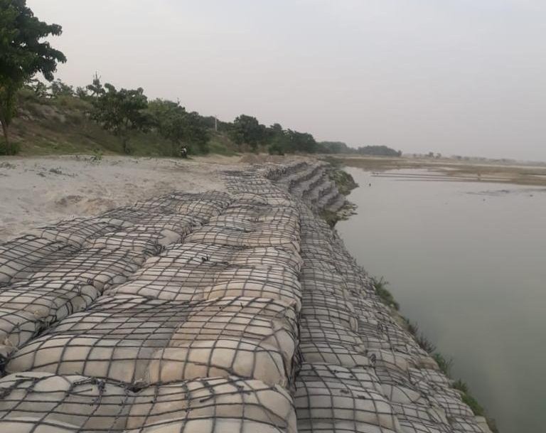 WRD_Bihar's tweet photo. #DYK in #FloodProtectionWork, nylon crates are used to hold the EC bags filled with sand together.
It helps in protecting embankments by ensuring that high discharge in the river doesn't displace sand bags.
@officecmbihar @SanjayJhaBihar @sanjeev_hans97 @IPRD_Bihar https://t.co/GExQtl6q5l