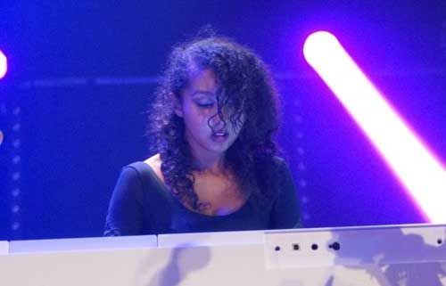 FolkRootsList's tweet photo. “Bethany's extremely versatile skill set makes her a tour de force in the London music scene, not only as a performer but as a composer and producer. Her experience arranging and composing for orchestra makes for a unique songwriting perspective.” https://t.co/gfHc1Y0E55 https://t.co/SqvjLTPgw1