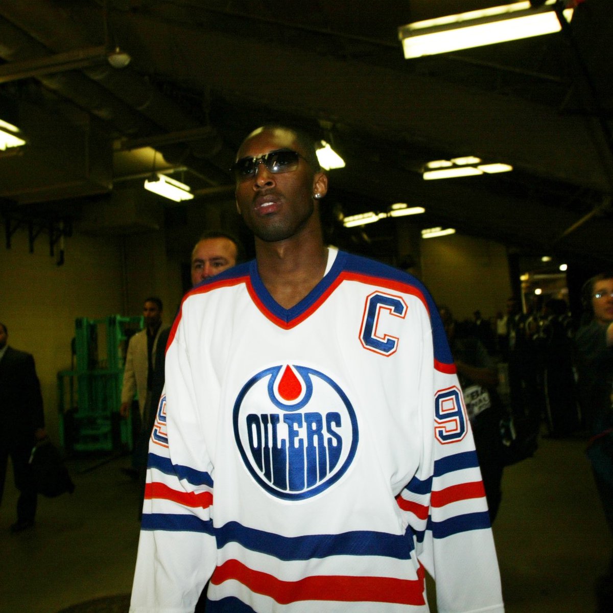 SI Vault on X: Kobe Bryant wears a throwback Wayne Gretzky Oilers