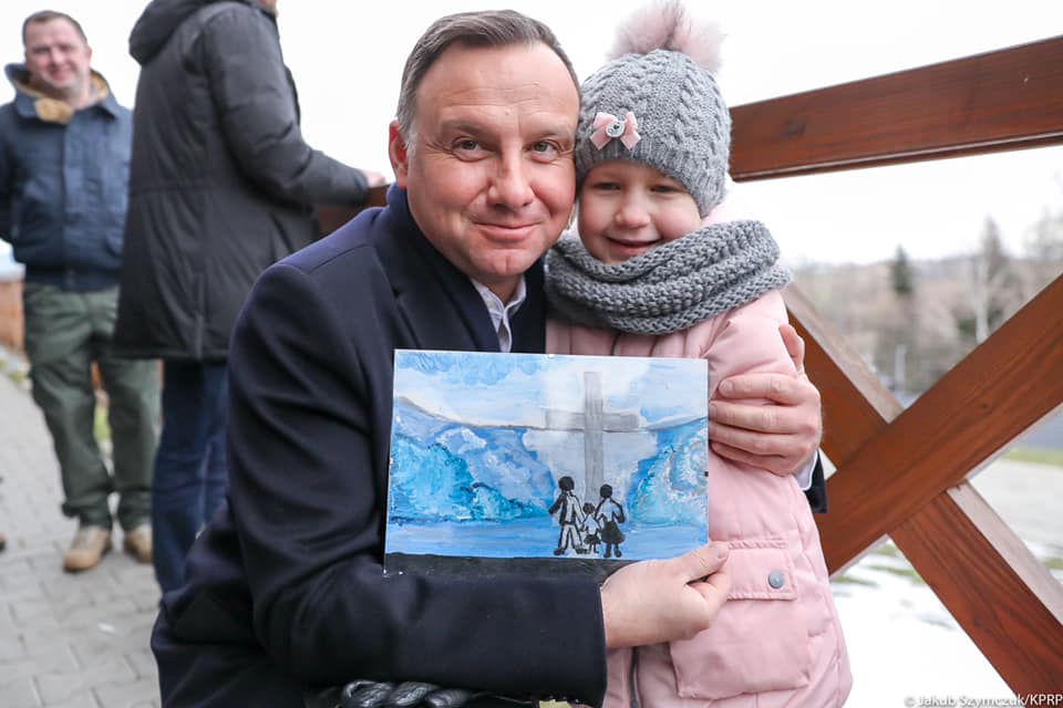 Once during his visit to the Polish city of Ptaszkowa, Polish President Andrzej Duda met a disabled girl called Martynka. The little girl gifted the president a beautiful picture that she had drawn with her leg. In the picture we can see a cross and a family. #DayofFamilies