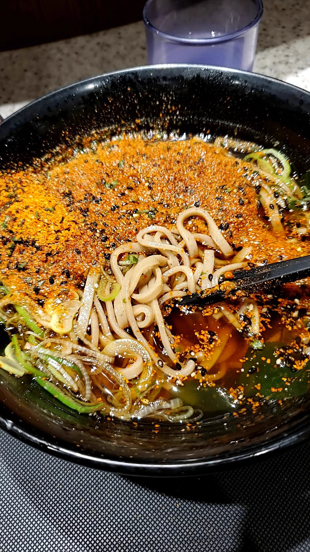 @daishin_OAfloor @nonauy1 似たような事で富士そばの七味缶の出し方が分からず横にしたままフタ開けてしまった時のやつ。 
