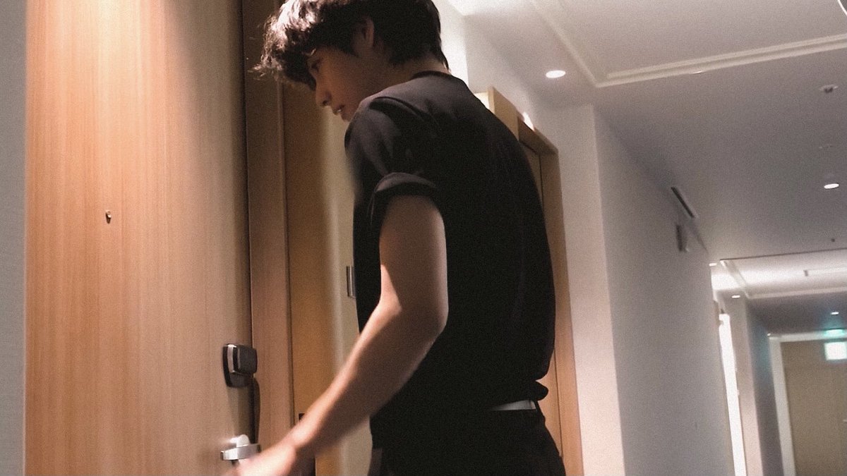 taeteland's tweet photo. taehyung wearing casual black outfit https://t.co/6n2yLwlud3