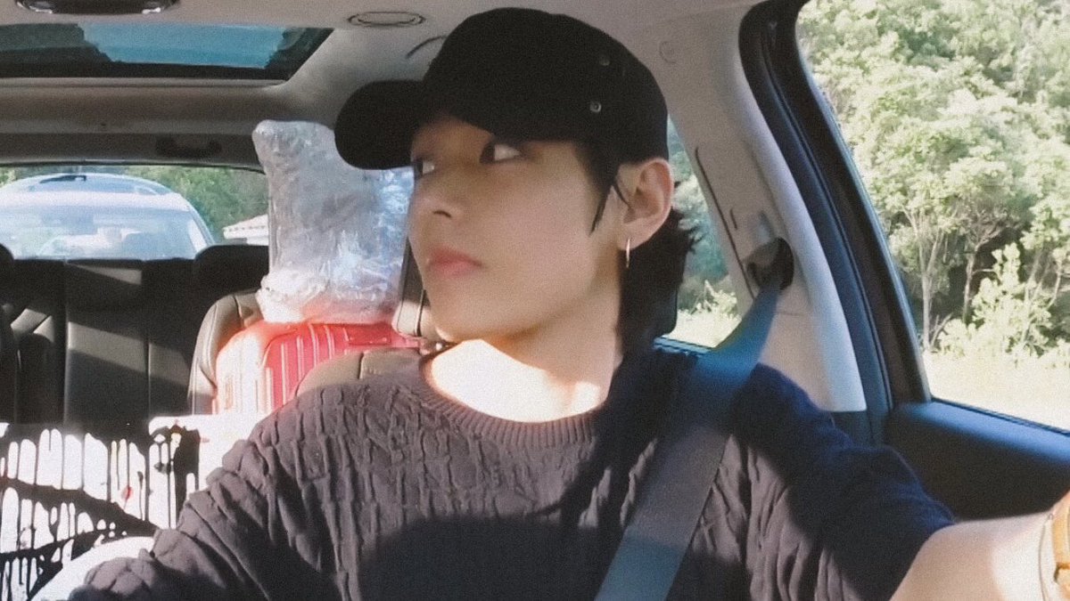 taeteland's tweet photo. taehyung wearing casual black outfit https://t.co/6n2yLwlud3