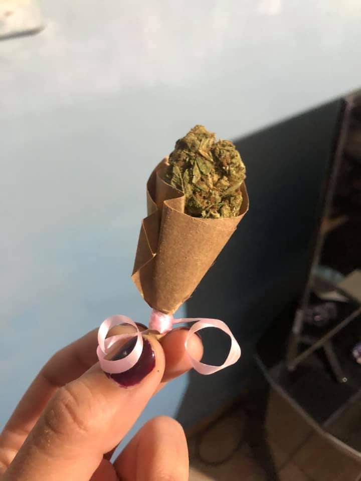 NoeliaAcossta's tweet photo. Te traje unas flores que ya se que te gustan🥺 https://t.co/5YEZFqMqdd