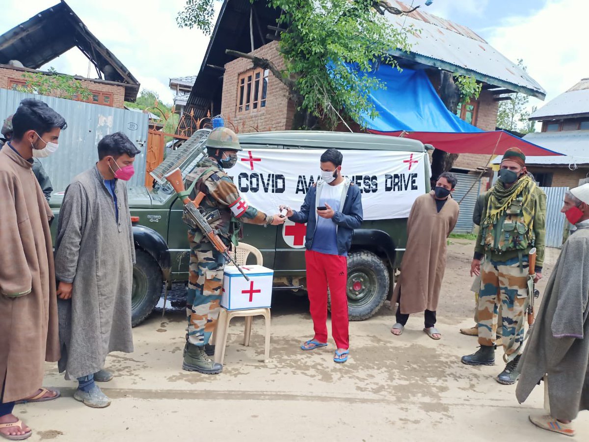 JANNATEKASHMI13's tweet image. In its initiative to strengthen the existing bonhomie with #Awaam, an Awareness drive was organised by #IndianArmy  distributing more than 100 masks and educating the locals on all the #COVID19protocols that need to be followed.
#IndianArmyForAwaam