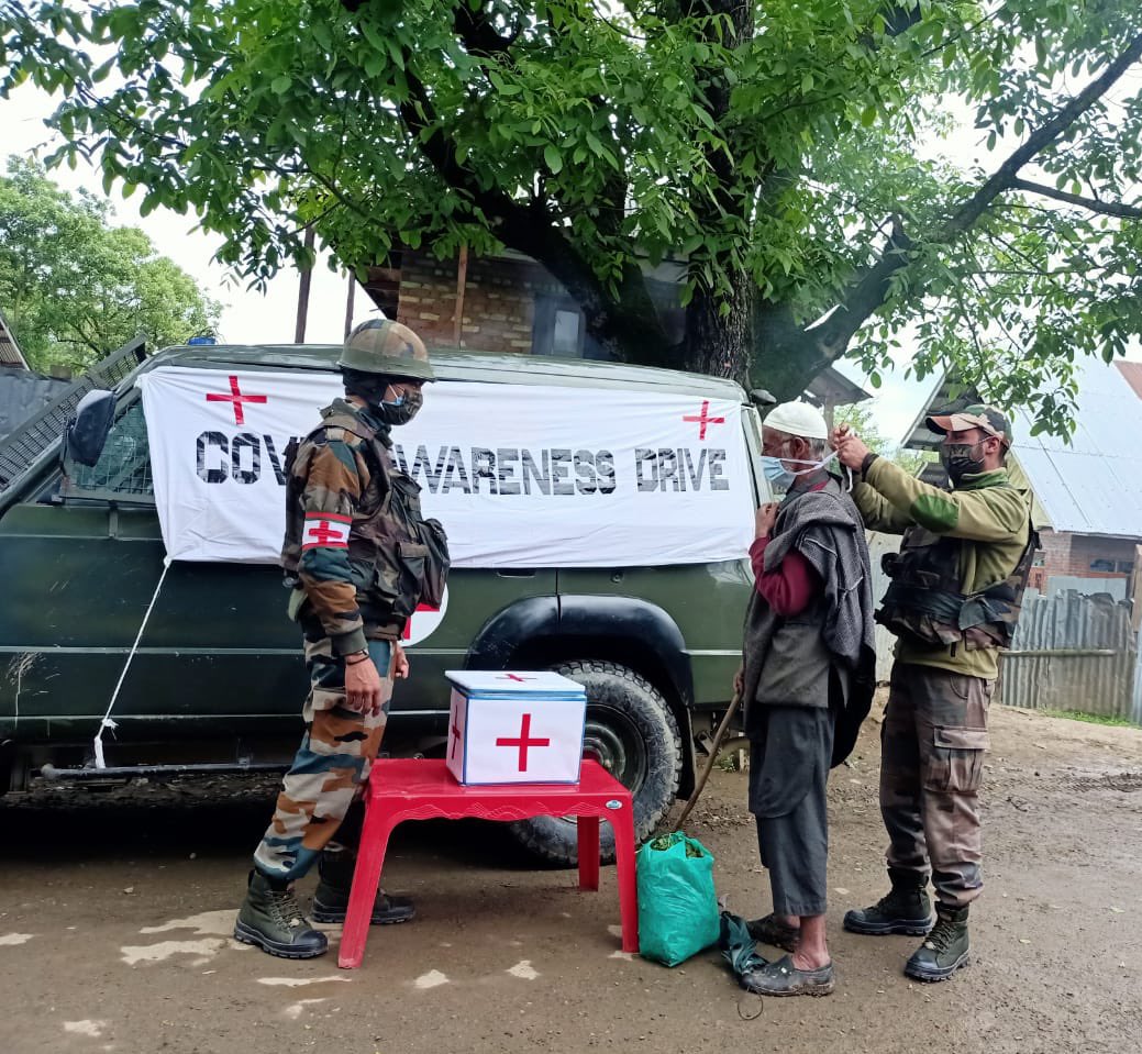 JANNATEKASHMI13's tweet image. In its initiative to strengthen the existing bonhomie with #Awaam, an Awareness drive was organised by #IndianArmy  distributing more than 100 masks and educating the locals on all the #COVID19protocols that need to be followed.
#IndianArmyForAwaam