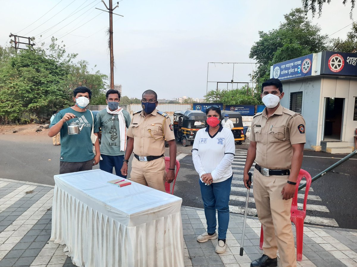 iroshankedar's tweet photo. #Nashik शहरात अनेक ठिकाणी पोलिस आणि पोलिस मित्रांना साधा चहा मिळत नाही दिवसभर. 

आज आम्ही जेहान, ABB circle, ठक्कर डोम, कॅनडा कॉर्नर, CBS, अशोक स्तंभ आणि सरकारवाडा पोलिस स्टेशन ला चहा दिला.

चहा वाटपासाठी मनुष्यबळ कमी पडत आहे. 31 में पर्यंत संध्याकाळी 5 ला 

1/2

@WeAreNashik https://t.co/vPBwOfASrr
