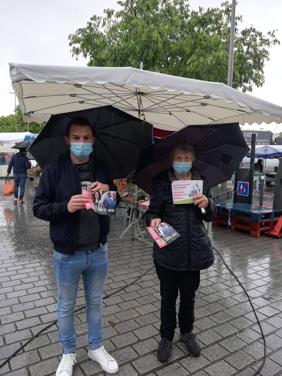 LauraSchwartzFI's tweet photo. Qu'il pleuve, qu'il vente, @OnEstLa_Na sur le Marché de Mérignac en Gironde pour informer sur les élections régionales des 20 et 27 juin prochain et détailler le programme de la liste menée par @Clemence_Guette #regionales2021 #gironde https://t.co/96qK3R9w3m