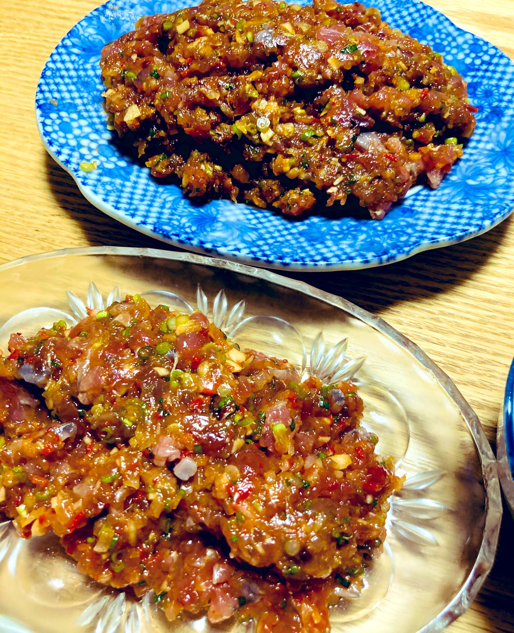 えむぐりあ 初鰹食わなきゃ ということで 鰹のなめろう を作りましたが 最近私の中で大流行中のハリッサ味にしたところ 初鰹 という仕上がりに 手前が辛いものng用のマッサ味 奥がハリッサ味 刺身はだいたい途中で飽きますが なめろうにすると