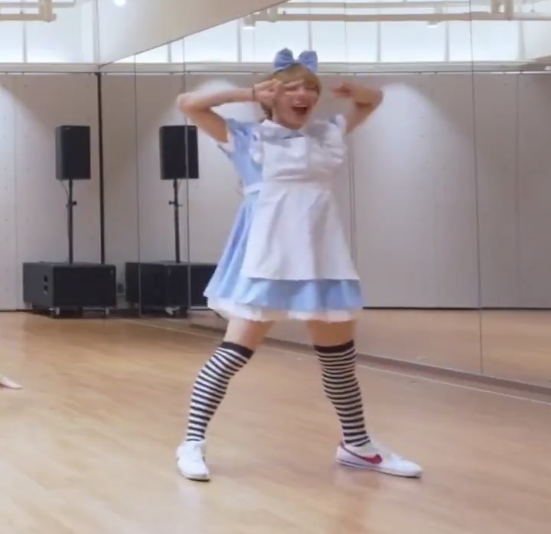 : นั่นเขาทำอะไร ไม่น่ารักสมกับเป็นว่าที่คู่ชั้นเลย
: แกยังเด็กคงเล่นไปตามประสา องค์ชายอย่าถือสาเลยนะคะ