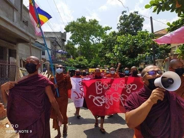HtinShinn's tweet photo. Mandalay: The order of Buddhist monks led the peaceful protests against the SAC Dictatorship, where they also showed their approval and support towards NUG. #WhatsHappeningInMyanmar  #May15Coup https://t.co/WFzzZhim0j