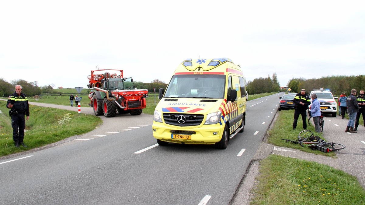 TEXEL - Een fietser is vrijdagmiddag rond half twee aangereden op de kruising van de Schilderweg met het Doolhof in Oudeschild op Texel .  #glocalmedia #112nieuws #texel.