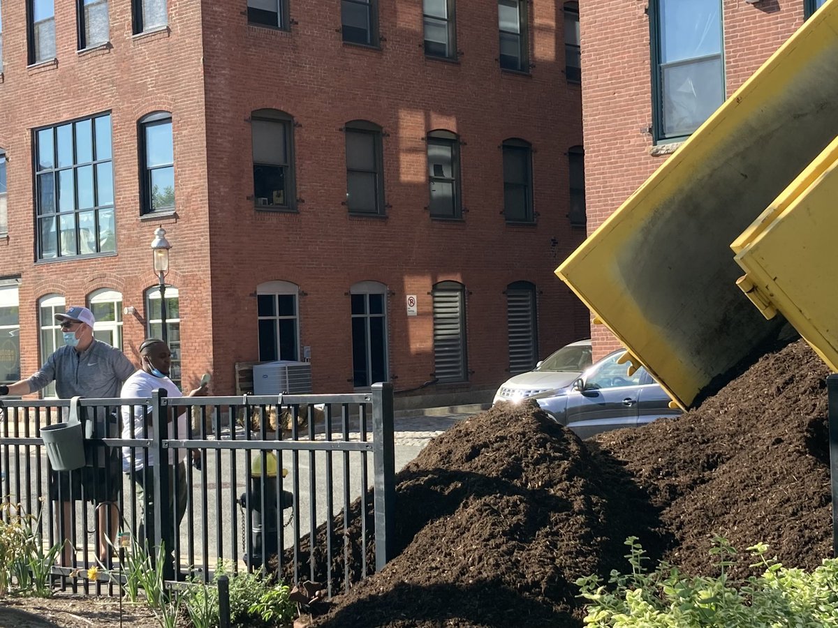 We are getting ready for #LoveYourBlock. 1st our @SouthBostonONS arrives with tools & cool t-shirts then @BostonPWD drops off mulch & Councilor @EdforBoston checks in. Don’t miss out on the fun & sun. Join us at Wormwood Park from 10am-1pm. Thanks you all! fortpointboston.com/2021/05/love-y…