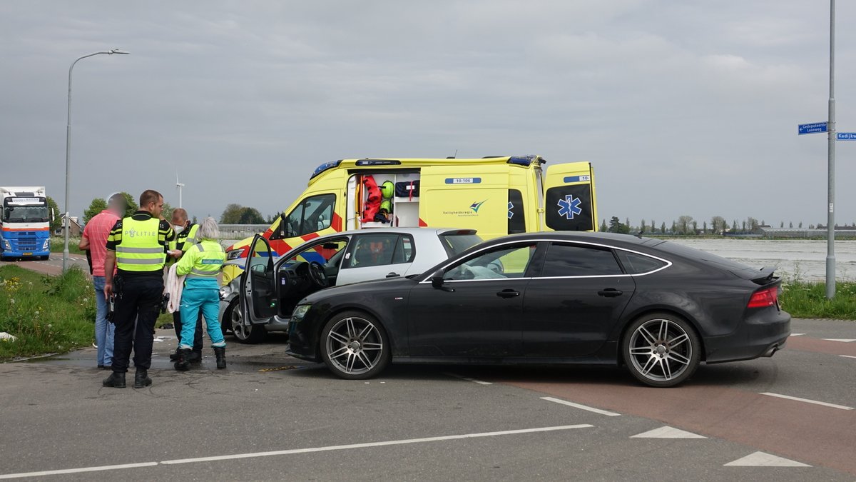 ANDIJK - Bij een ongeluk op de kruising van de Kadijkweg met de Gedeputeerde Laanweg in Andijk is vrijdagmiddag een automobilist gewond geraakt.