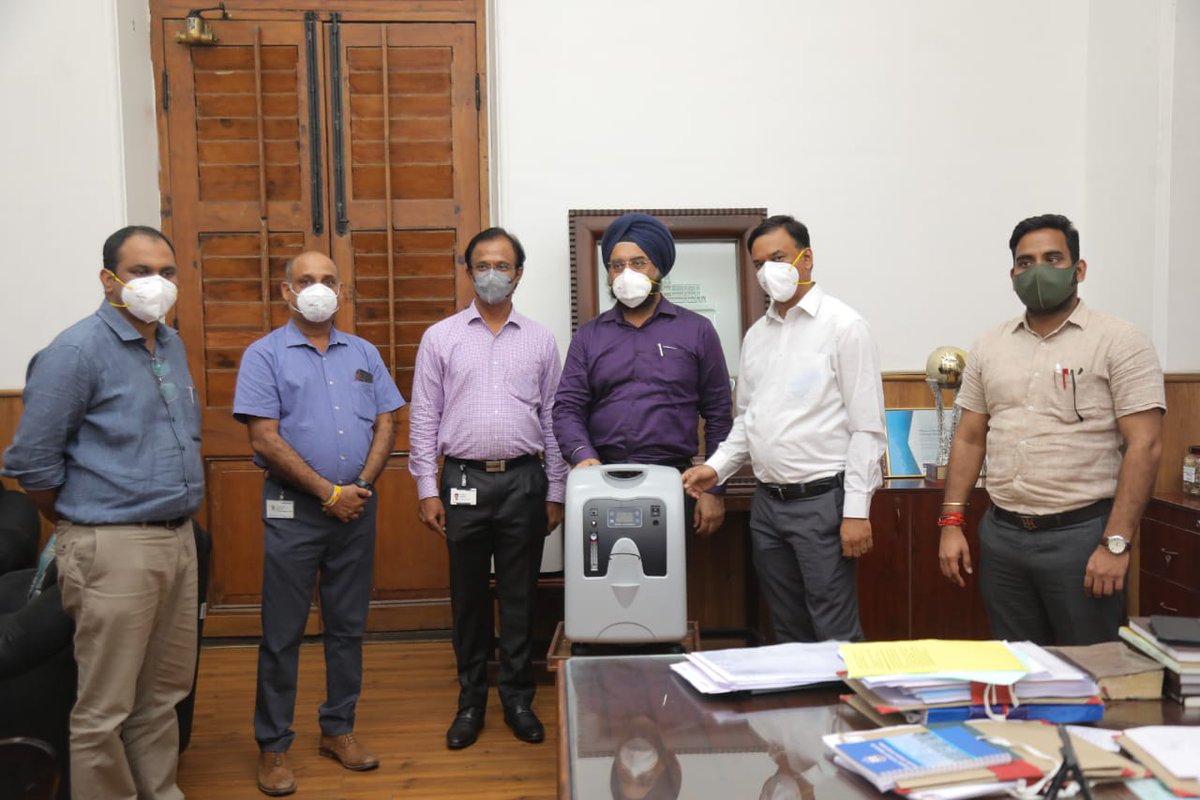 SamsungNewsIN's tweet photo. We met officials of @chennaicorp and handed over our first lot of #Covid19 aid for Tamil Nadu. Oxygen Concentrators were also donated to Karnataka on Friday. #Samsung will continue to stand strong with #India in these challenging times. https://t.co/UAOvLzmprt