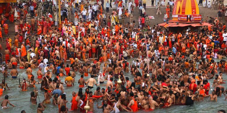 giIangmahesa's tweet photo. Melihat foto dan video kondisi hari ini di Pantai Pangandaran dan Pantai Batu Karas , seperti kondisi saat festival keagamaan di Sungai Gangga India , tak pakai masker, tak jaga jarak 

Bebas merdeka yeuh kang Emil @ridwankamil https://t.co/UklTJPOndy