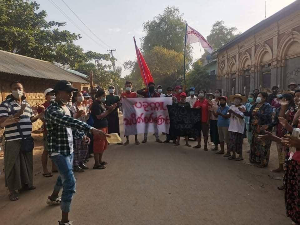 HtinShinn's tweet photo. Pakokku: Joined forces of pro-democracy activists, youths and residents took to the streets at the twilight today in demonstrating that we won’t out our flags down until military tyrant stands down.  #WhatsHappeningInMyanmar #May15Coup https://t.co/CZc4X4y0dt