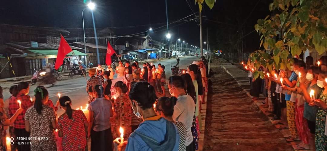 SaveMM99's tweet photo. Night Strike against Military Coup in #Namati,#Kachin state tonight. More than 100+ days under Dictatorship,though these unarmed civilians have been Oppressed by Junta Everyday,we never kneel down under Military's boots. We must win.
#May15Coup
#WhatsHappeningInMyanmar https://t.co/ZZPhrCzKCp