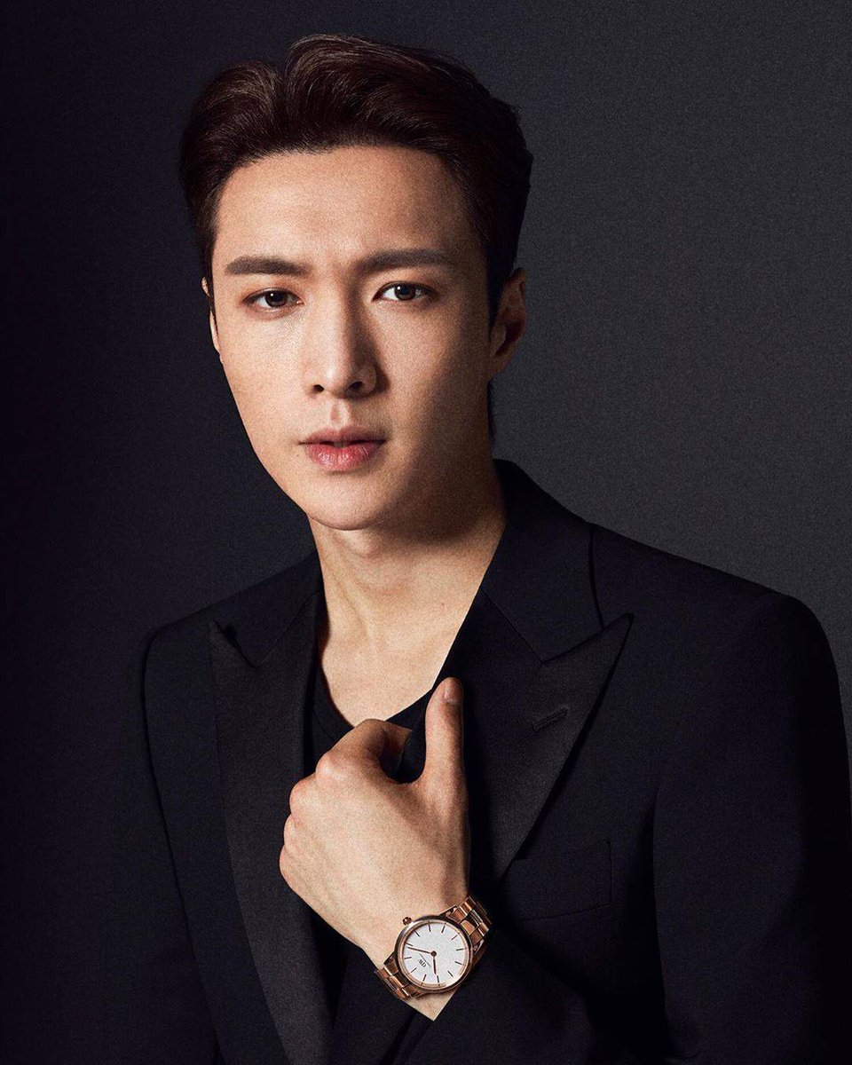 hourlylayzhang's tweet photo. [@layzhang] https://t.co/BAF5lorm3a