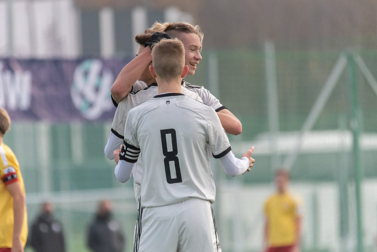 Akademia_Legii's tweet photo. ⚽ #AkademiaGra! W meczu #CLJ zespół #U15 Legii pokonał w #LTC Escolę Varsovia 5:0 💥

Bramki:
Kacper Bogusiewicz 26' (bez as.) i 38' (as. Filip Rejczyk)
Mateusz Szczepaniak 51' (as. Tomasz Rojkowski)
Rafał Boczoń 66' (as. Mateusz Sitek)
Mateusz Sitek 71' (as. Maciej Saletra) https://t.co/s4NS3JwDk5