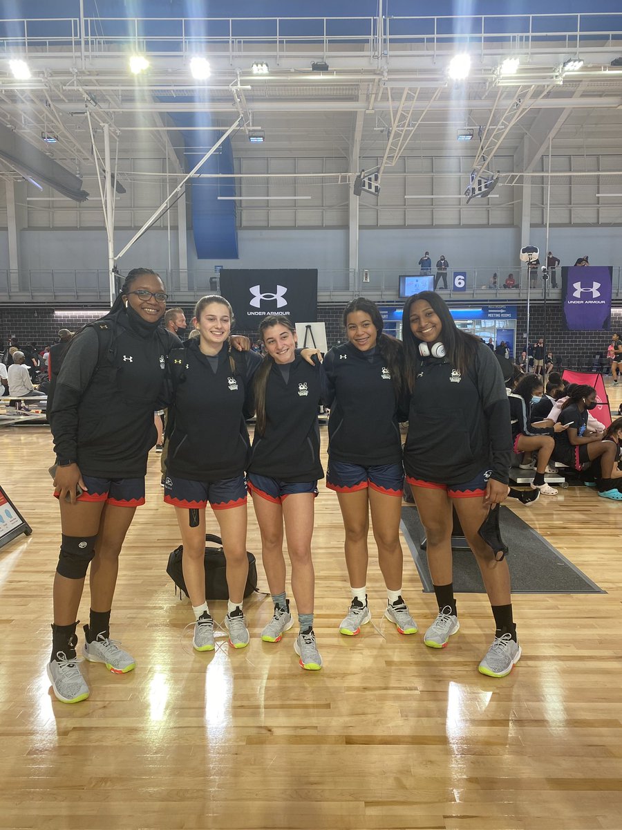 JAGSHOOPS's tweet photo. Team Rio U15 won a rise and grind 8am game against a tough exodus team!! Come from behind win!! Ended the morning with a tough loss against BayState Mass Team. Proud of their growth and fight!! Back at it at high noon!! #letsgorio @RioUniversity https://t.co/LMueUoxHXP