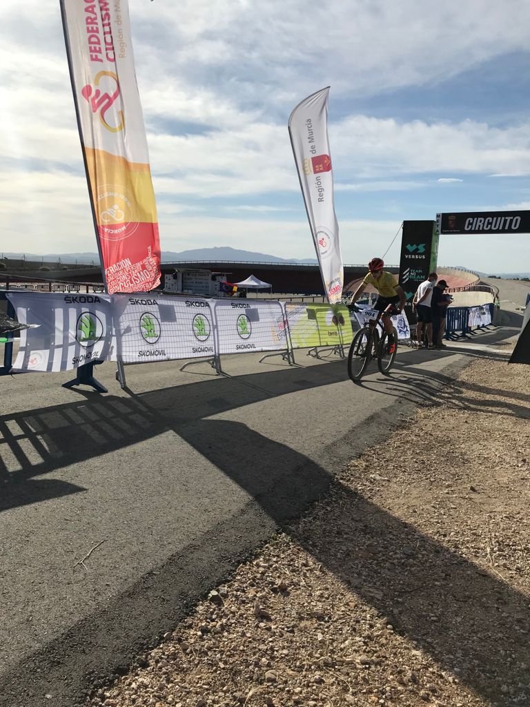 Un intenso día de deporte que aviva a nuestro municipio. Lo más importante: ver sonreír a nuestros/as deportistas👏
En Play-Off Título de Liga de Balonmano Infantil Femenino y en Semifinales Circuito XCO 2021. GP LEMON TEAM+KIDES SERIES en Velódromo Municipal Alejandro Valverde