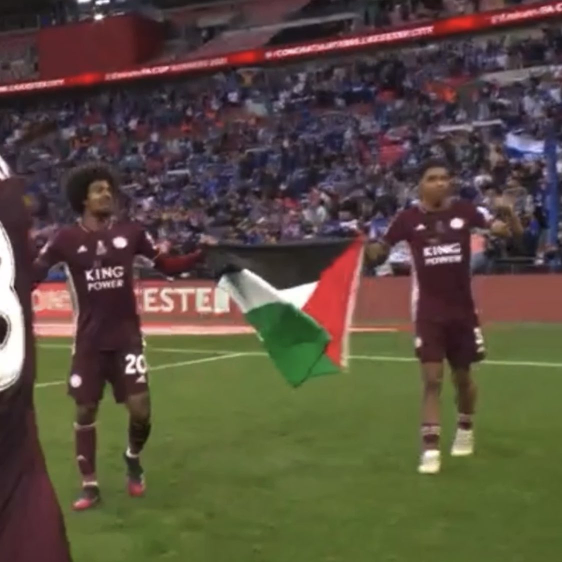 Alhamdhulillaah's tweet photo. Footballers @HamzaChoudhury1 and @Wesley_Fofanaa show solidarity with Palestine after winning the FA Cup

#FreePalestine https://t.co/Ss7gvzRwO6