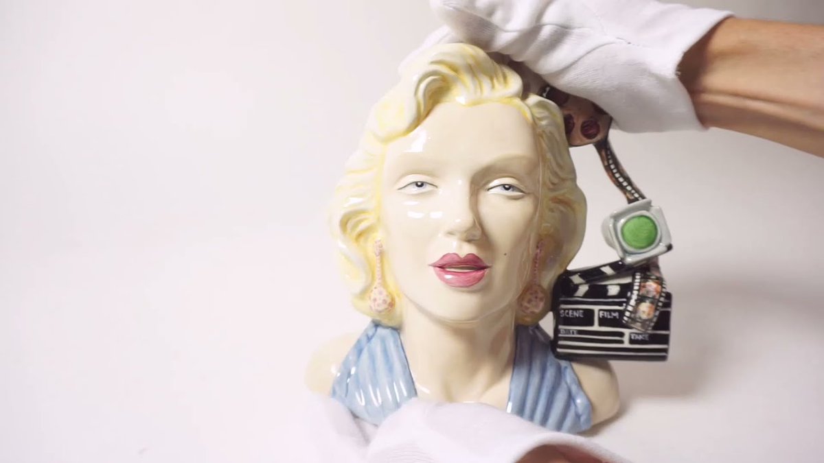 lionandunicorn1's tweet photo. Royal Doulton Prototype Character Jug, Marilyn Monroe.
Modeled as the American actress with clapperboard, spotlight and film reel handle. 

https://t.co/GSxlr5KOgt 

#lionandunicorn #royaldoulton #marilynmonroe #characterjug #filmreel #onlineauction #prototype #rarefind #doulton https://t.co/QqQheOFsja