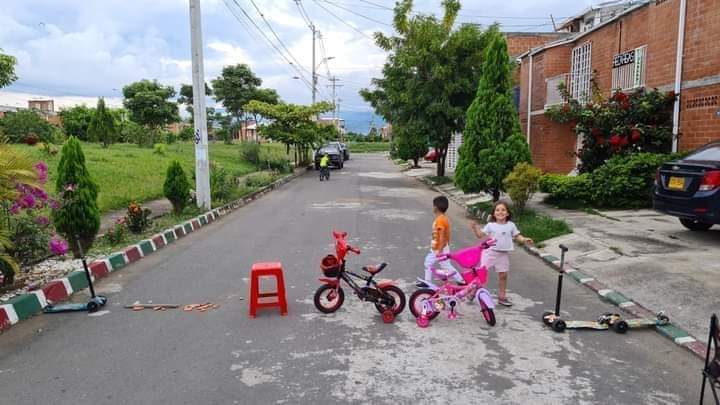 Solicitamos con  urgencia la ayuda del ESMAD la Resistencia de mi Barrio tiene la vía Bloqueada ✌️🇨🇴 <a href="/DanielSamperO/">Daniel Samper Ospina</a> <a href="/JulianRoman/">Julián Román</a> <a href="/Santialarconu/">Santiago Alarcón U</a> <a href="/cadelapava/">Carlos A. de la Pava Márquez</a> <a href="/NanyPardo/">María Antonia Pardo</a> <a href="/fdbedout/">Félix de Bedout</a>