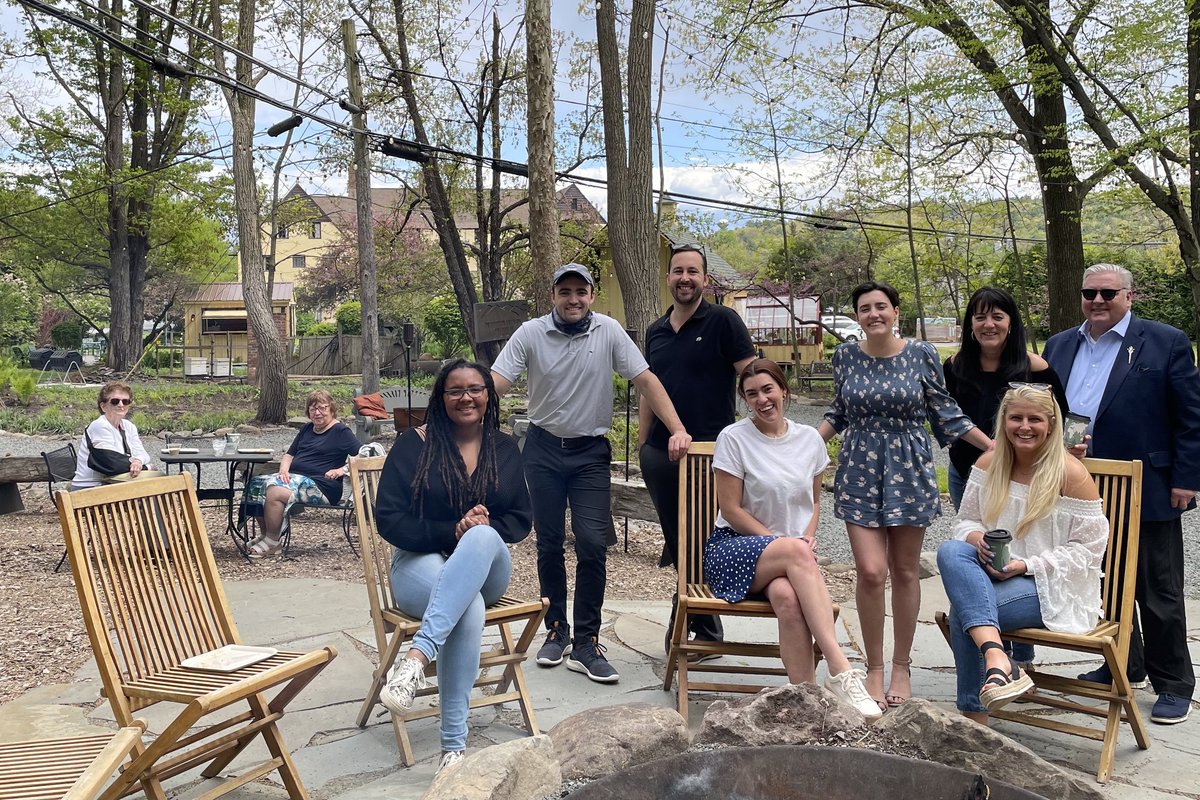 Noreen Wiggans and family joined us for the first BBQ Pit Roast of the season! 🔥😁

#thesettlersinn #hawleypa #poconomtns #poconos #poconoproud #discovernepa #historichotel #stayselect #visitpa #outdoordining #settlershospitality #spring #springitonpa #springvibes #grantswoods