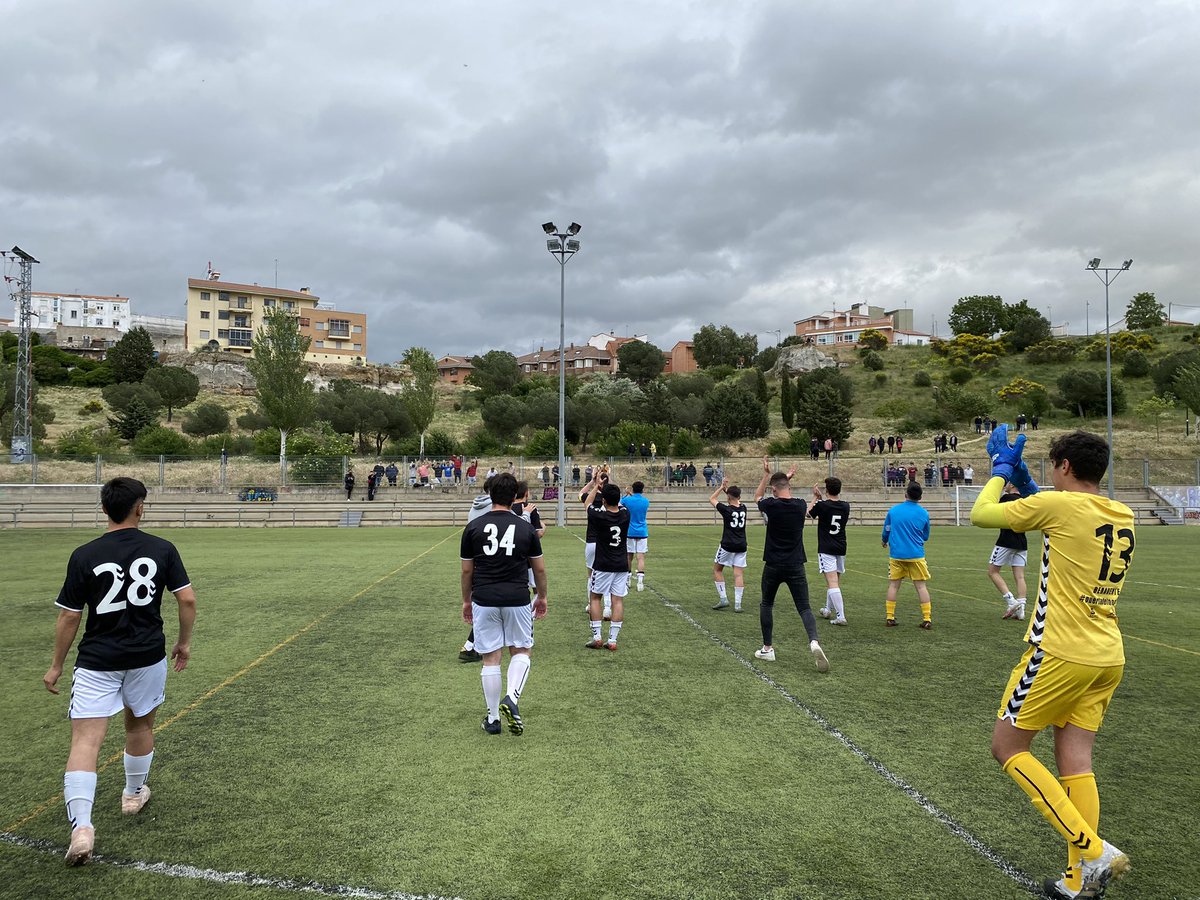 racingbenavente's tweet photo. ¡Somos quintos!
Estos chicos no tienen límites 👊🏻
Zamora 1-3 RCB
⚽️⚽️ Vega y nuestro ©️⚽️ Teran
Enhorabuena a todos por el trabajo ahora a luchar en el play off.
#todoalazulyblanco
#LigaRecoletas
#proyecto2 https://t.co/Hx6KWOAEd0