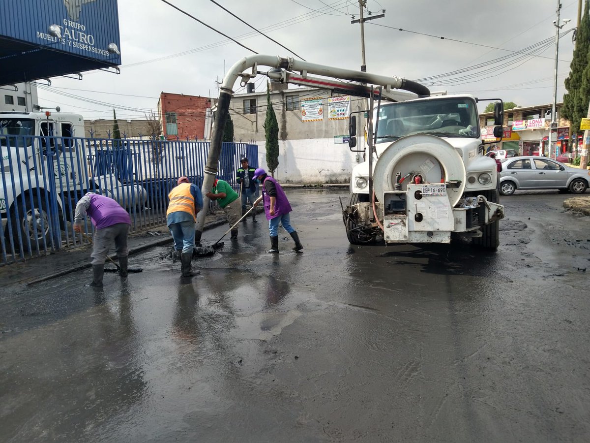 GobiernoChalco's tweet photo. #ODAPASChalco y las brigadas de #ServiciosPúblicos y #Tesorería, continúan con los trabajos de desazolve de la red de drenaje y limpieza sobre las calles 10 de Mayo y 2 de Marzo en la colonia San Miguel Jacalones.

#GobiernoDeChalco https://t.co/oewwn7ggnp