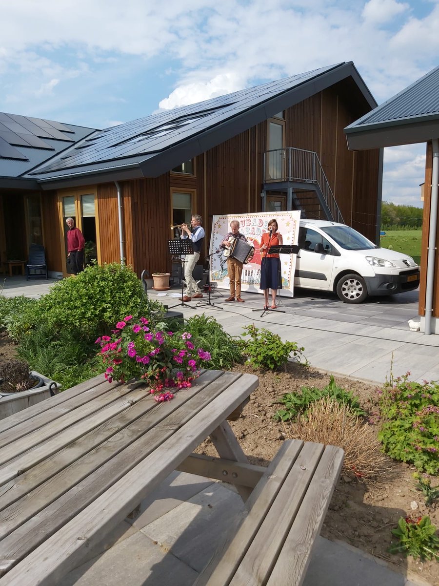 'T was een prachtige week met Dag van de Zorg 💞 40  nieuwe fruitbomen planten cadeau van Tree Party 👍 mooi optreden van het muzikaal trio van het Kerkje van Rumpt 🎶 bijzondere voorstelling van 't Jatertje met fijn nagesprek en vandaag heerlijke puddingbroodjes 💝 #dankbaar