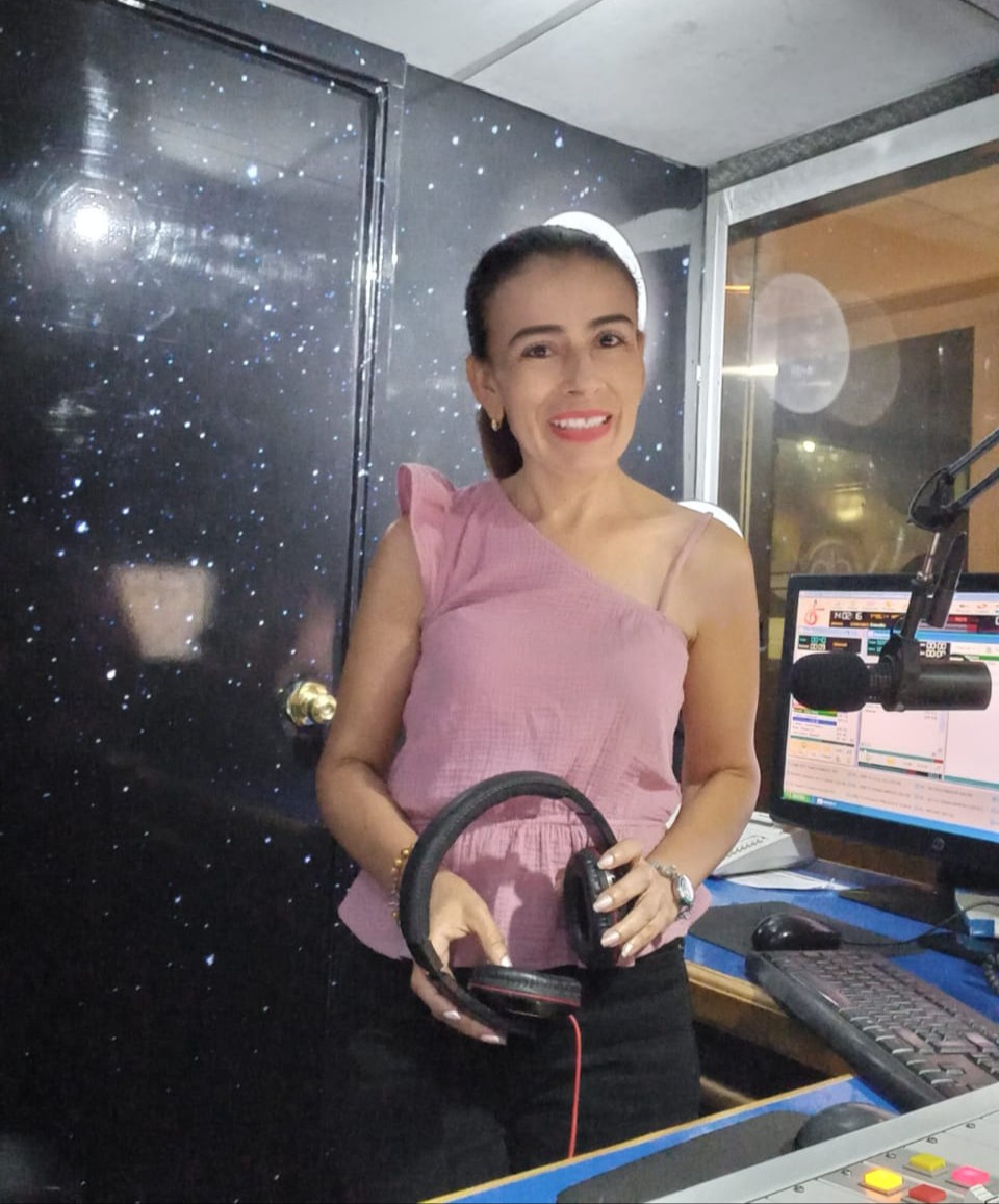 Feliz fin de semana te acompaña, Flor Rodríguez para complacerte con tus canciones favoritas.  🥰🎶💖🎵🌷🎧🎼