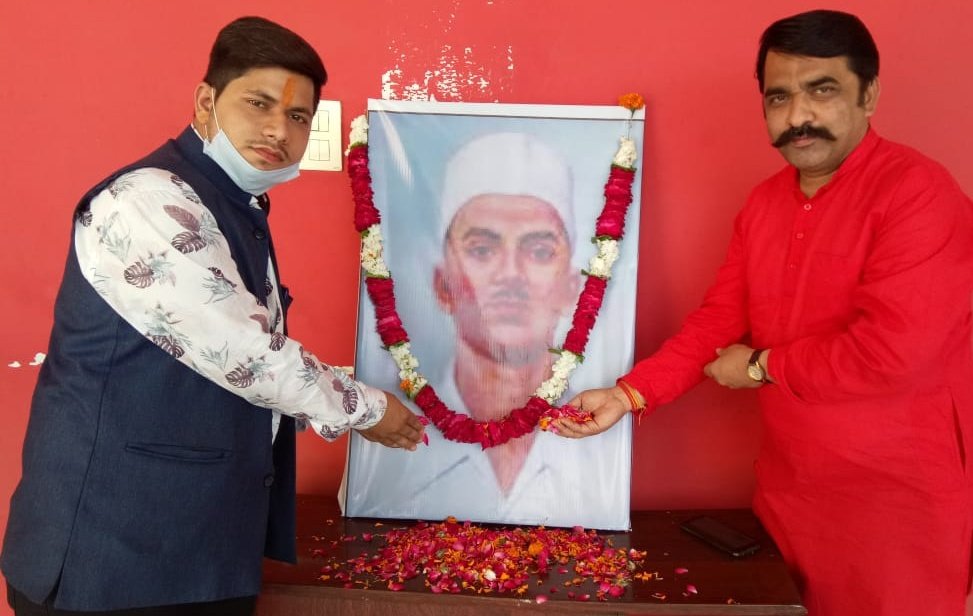 BobinSharma3's tweet photo. पंडित दीनदयाल उपाध्याय स्मृति मंच ने श्री गुरु गोबिंद सिंह एवेन्यू में भारत माता के महान सपूत शहीद सुखदेव जी का जन्म दिवस बड़ी श्रद्धा पूर्वक मनाया गया। https://t.co/obs2Nrdyuf