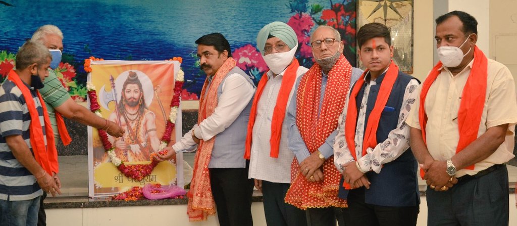 BobinSharma3's tweet photo. पंडित दीनदयाल उपाध्याय स्मृति मंच की ओर से आज भगवान श्री परशुराम जी की जयंती पर प्रीत नगर हरि मंदिर में एक कार्यक्रम आयोजित किया गया।'

ॐ रां रां ॐ रां रां परशुहस्ताय नम:।।'

भगवान विष्णु जी के छठवें अवतार भगवान श्री परशुराम जी की जयंती पर समस्त देशवासियों को हार्दिक बधाई। https://t.co/x6Zo9WOxnj