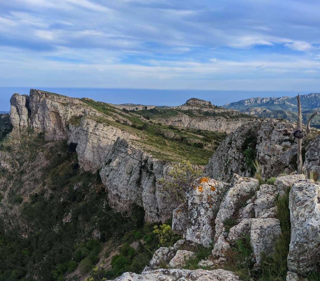 Josep_CA's tweet photo. La Creu i el Mont-Redon des de la Miranda (918 msnm). #Llaberia #muntanya #montaña #mountains #Bergen #pedra #piedra #rocks #Felsen #paisatge #paisaje #landscape #Landschaft #Mediterrània #Mediterráneo #Mediterranean #Mittlemeer #Catalunya #Cataluña #Catalonia #Katalonien #igersc https://t.co/5Ncngbigel