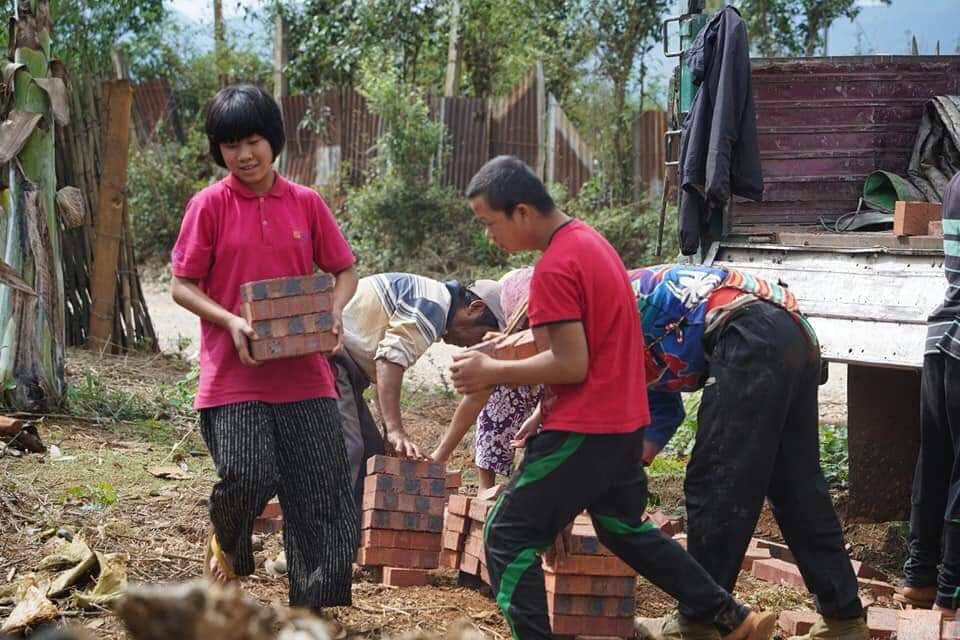 Images of locals from #Kutkai digging bomb shelters. People's lives are not safe anymore because of inhumane #MurdererMinAungHlaing and his greedy slaves. #May15Coup  #WhatsHappeningInMyanmar