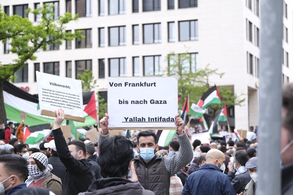 Die bundesweiten #Nakba-Kundgebungen und anti-israelischen Proteste des heutigen Tages sind gespickt mit #Antisemitismus, so wie hier in #FrankfurtMain, wo zu einer Intifada, also den Aufstand bzw. Kampf gegen Juden von Dtl. bis Gaza aufgerufen wird. #ffm1505 #b1505